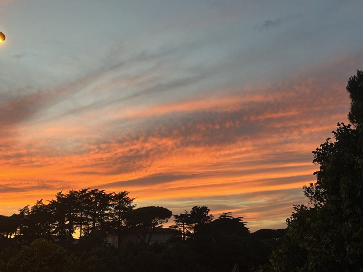 _mirror_image_'s tweet photo. Spennellate tramontose https://t.co/CHOYCajPwA