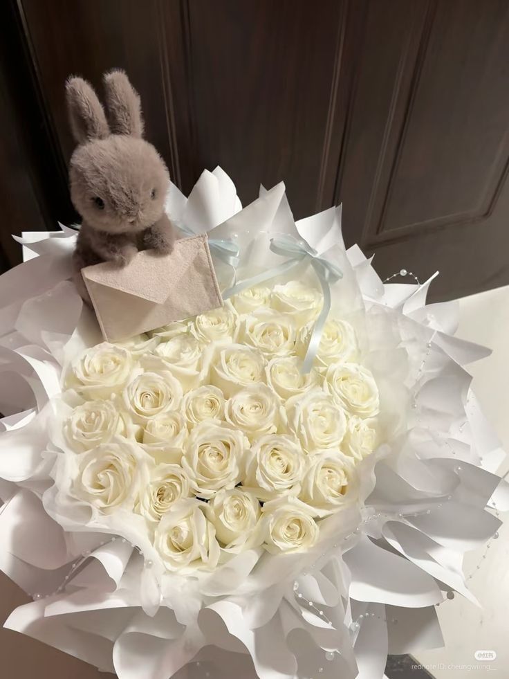 sn00pywoo's tweet photo. Mi è giunta voce che si è celebrata una cerimonia importantissima stasera. 👀 Sono ancora in tempo per portare due pensierini agli sposi e farvi i miei più sinceri auguri per una vita di felicità insieme? 💐♡ https://t.co/M2qnSJvu1M
