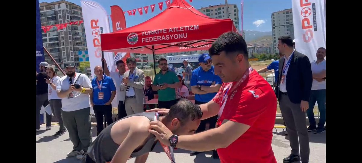 ergin_trn's tweet photo. #arslantepeyarimaratonu
Arslantepe’nin kadim mirasını sporun heyecanıyla buluşturan 1. Uluslararası Malatya Arslantepe Yarı Maratonunu 
Malatya  ile buluştu
 #Malatya Büyükşehir Belediyesi 
#GençlikHizmetlileriDairesiBaşkanlığı https://t.co/ODo4IV7fg2