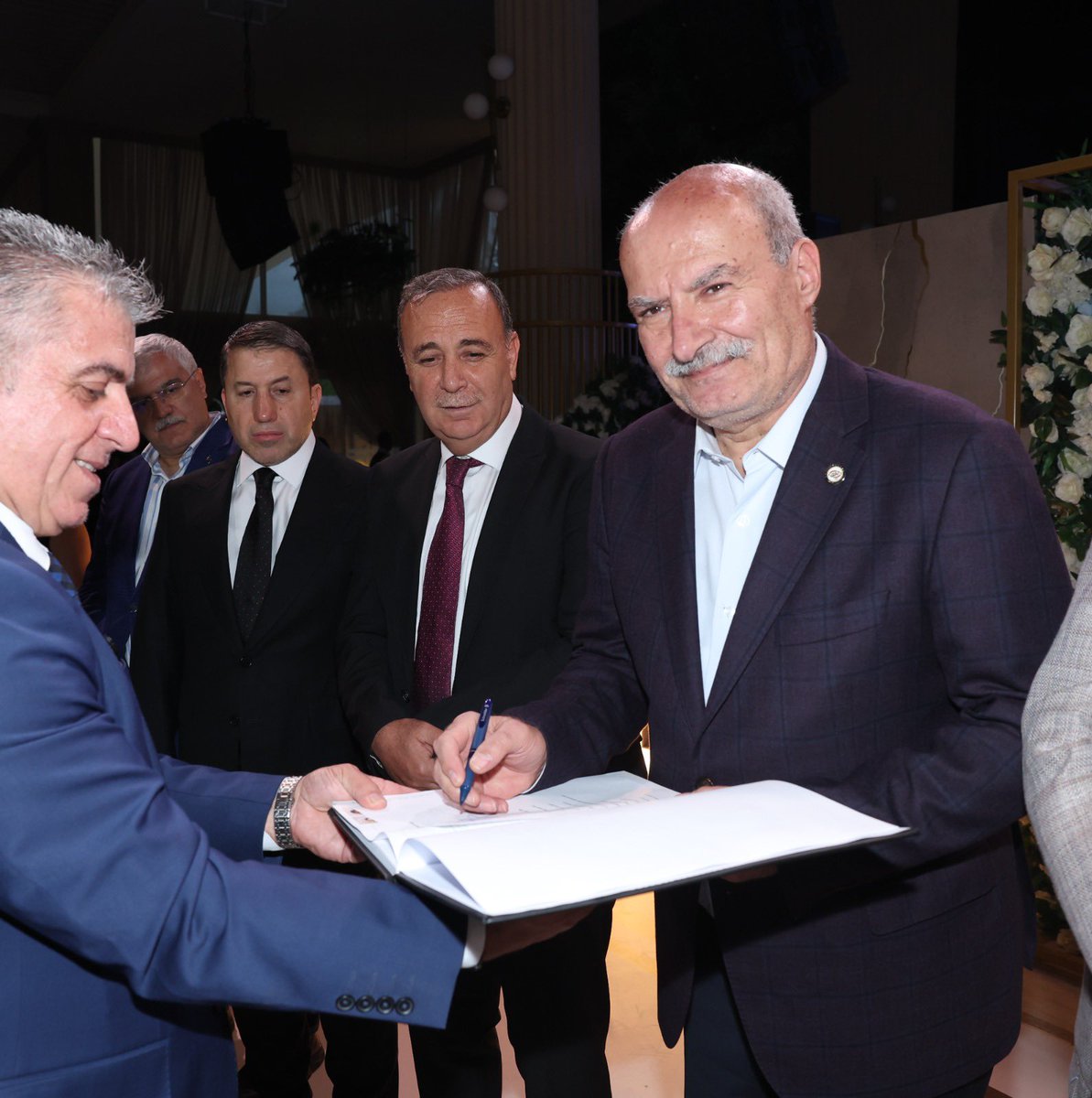 GurselBaran's tweet photo. İş insanı Sayın Murat Özdemir’in kıymetli oğlu Mecit Burak Özdemir ile Beyzanur Karakaya’nın en mutlu günlerinde; Çalışma ve Sosyal Güvenlik Bakan Yardımcısı Sayın Ahmet Aydın, Doğru Yol Partisi Genel Başkanı Sayın Cenk Küpeli, AK Parti Siirt Milletvekili Sayın Mervan Gül, TBMM 27. Dönem Siirt Milletvekili Sayın Osman Ören, TBMM 23. ve 24. Dönem Siirt Milletvekili ve Siirt Vakfı Ankara Başkanı Sayın Afif Demirkıran ile Siirt Ticaret ve Sanayi Odası Başkanı Sayın Güven Kuzu ile birlikte gerçekleşen nikâh akitlerine şahitlik ettik.

Özdemir ve Karakaya ailelerini tebrik ediyor, hayatlarını birleştiren genç çiftimize sevgi, saygı ve hoşgörü temelinde sağlıklı, huzurlu ve uzun bir ömür diliyorum.

@AhmetAYDIN_02 
@CenkKupelii 
@mervangul56 
@osman_oren 
@afifd