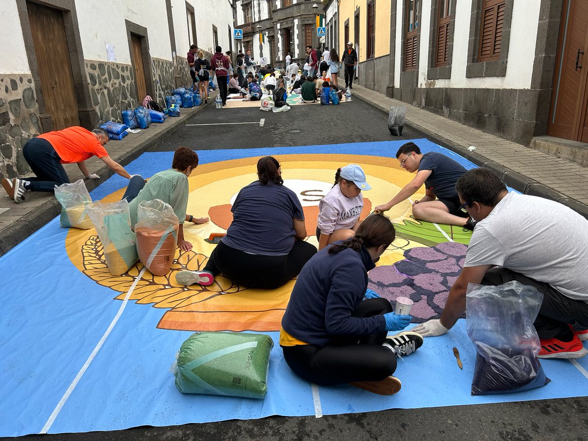 pp_arucas's tweet photo. Como cada año, @pp_arucas participa en la confección de la alfombra del Corpus, una tradición que refleja unión, trabajo en equipo y amor por nuestras costumbres. Gracias a los que hacen posible que esta hermosa tradición siga llenando de color y sentimiento las calles de Arucas. https://t.co/xW85oGZeIw