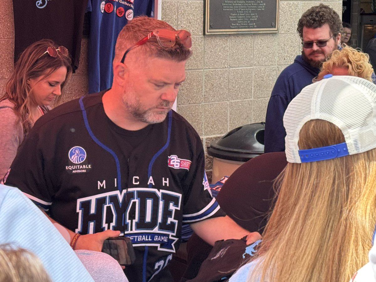 thadbrown7's tweet photo. Of course @DelReid and @26shirts is at Greg Rousseau charity softball game. 
Doing some good business with #Billsmafia https://t.co/I13FnXxJ6g