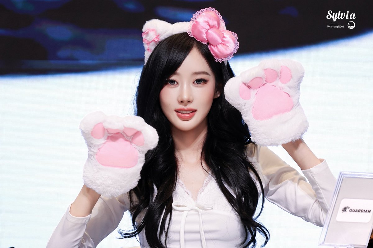 grlaeri's tweet photo. kitty gigi 🐾

#GISELLE #지젤 #aespa https://t.co/O1wxhtx064