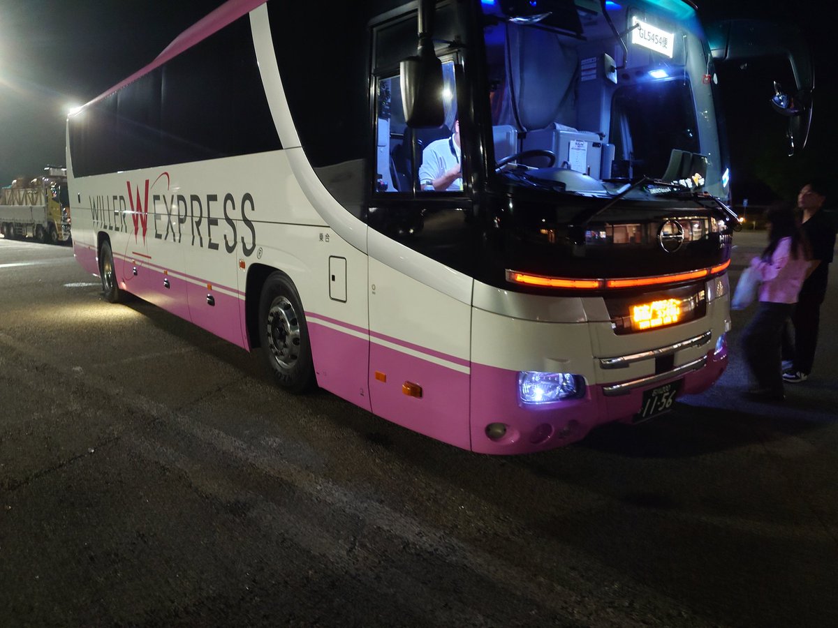 sofarandyetsoc1's tweet photo. ん!?ここって一般車両の停める位置でバスが４台分も使って良いのか?#高速バス #深夜バス #夜行バス https://t.co/S2FMk33W1q