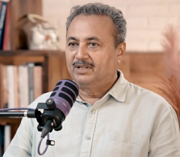 KraantiKumar's tweet photo. वरिष्ठ पत्रकार शीतल पी सिंह ने SatyaHindi चैनल पर इंटरव्यू के लिए अभिजीत दीपके को इंटरव्यू संपर्क किया. 

अभिजीत दीपके ने शीतल पी सिंह को कोई रेस्पॉन्स नही दिया.

शीतल पी सिंह ने अभिजीत दीपके के पोस्ट पर कमेंट कर जवाब मांगा, यहां भी कोई रेस्पॉन्स नही आया.

दरअसल आम आदमी पार्टी ने SatyaHindi का बॉयकॉट कर रखा है, कारण इस चैनल पर Ganna Andolan की जमकर आलोचना होती है और उसे आरएसएस द्वारा खड़ा किया गया बताया जाता है.

शीतल पी सिंह ने अभिजीत दीपके पर गंभीर आरोप लगाते हुए सवाल पूछा, जो व्यक्ति 22 मई तक भारत आने के लिए डर रहा था, क्यों कि पुलिस आंदोलन को परमिशन नही देती है और आंदोलनकारियों को डिटेन करती है. 28 मई के बाद अचानक ऐसा क्या हुआ उसने भारत आने का निर्णय किया ?