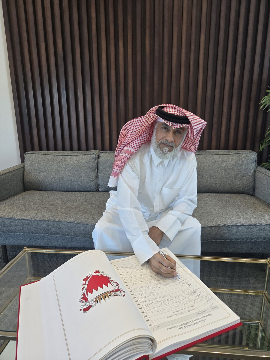 Eallengawi's tweet photo. الولاء للوطن شرف، وتجديد العهد للقيادة الحكيمة مسؤولية نعتز بها. اليوم جددتُ باسمي واسم أسرتي، وباسم عموم عائلة اللنجاوي، عهد الوفاء والولاء والإخلاص لسيدي حضرة صاحب الجلالة الملك، حفظه الله ورعاه، مؤكدين وقوفنا الدائم خلف قيادتنا الرشيدة لما فيه خير البحرين ورفعتها. https://t.co/nI5HWbl3Dd
