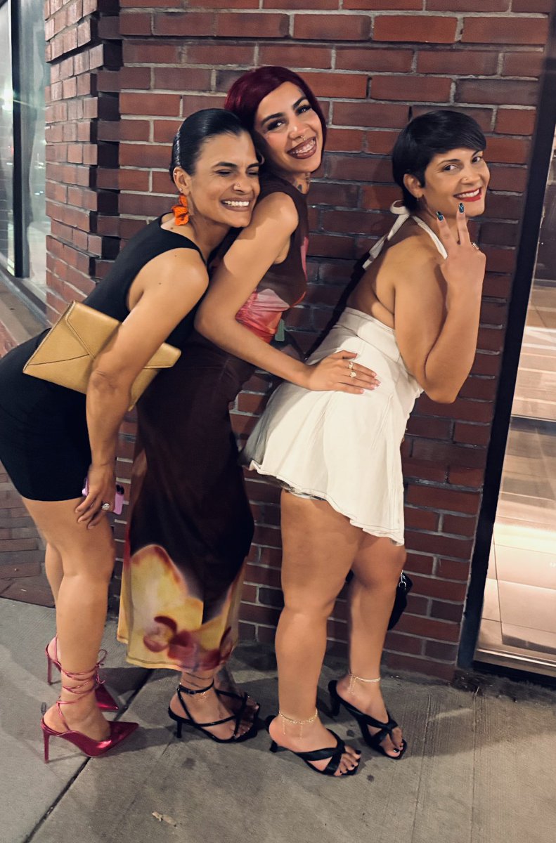 ThornedRose2011's tweet photo. My beautiful niece Jaila out with the auntiiieessss… first time EVER‼️💕🔥
SN: I will forever cherish my mother’s 70th birthday 🎉 weekend‼️🥹
#BeautyRunsintheFamily #BlessedGenes #OhWhatATime #OhWhatAVibe 🌹 https://t.co/JLntQlHtsG