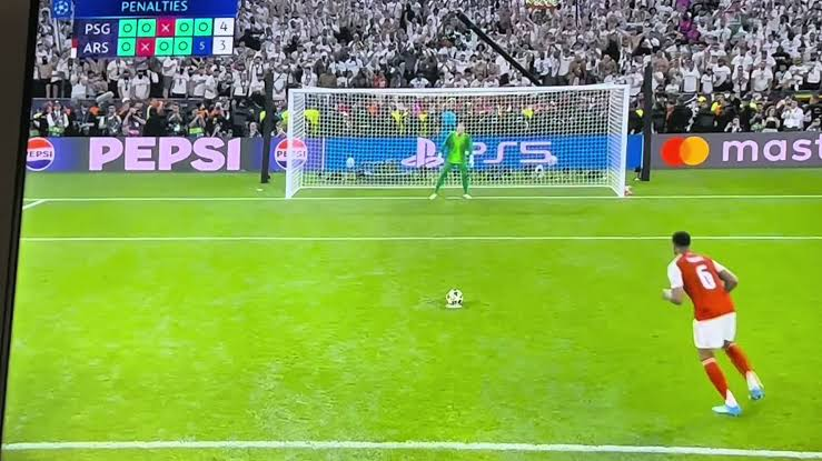 Paristeamfr's tweet photo. RT apprécier 
😁😁 Appel de @bruno_salomon !

Le journaliste est à la recherche du supporter qui a récupéré le ballon du tir au but manqué de Gabriel, celui qui a offert au PSG sa deuxième Ligue des champions consécutive. ⭐️⭐️

Si tu es l’heureux détenteur de ce précieux souvenir, contacte-le en message privé. 😉🔴🔵 #PSG #TeamPSG