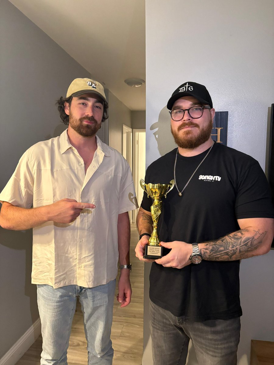 serialsales's tweet photo. We talked on IG for 2 years before he joined TSSC

That whole time he was in D2D roofing sales (like me) 

Working brutal hours in the FL sun

Last month he did $35,000 as a remote closer taking inbound sales calls

Hand delivered trophy for the milestone at our Tampa area meet-up this weekend

Feels good