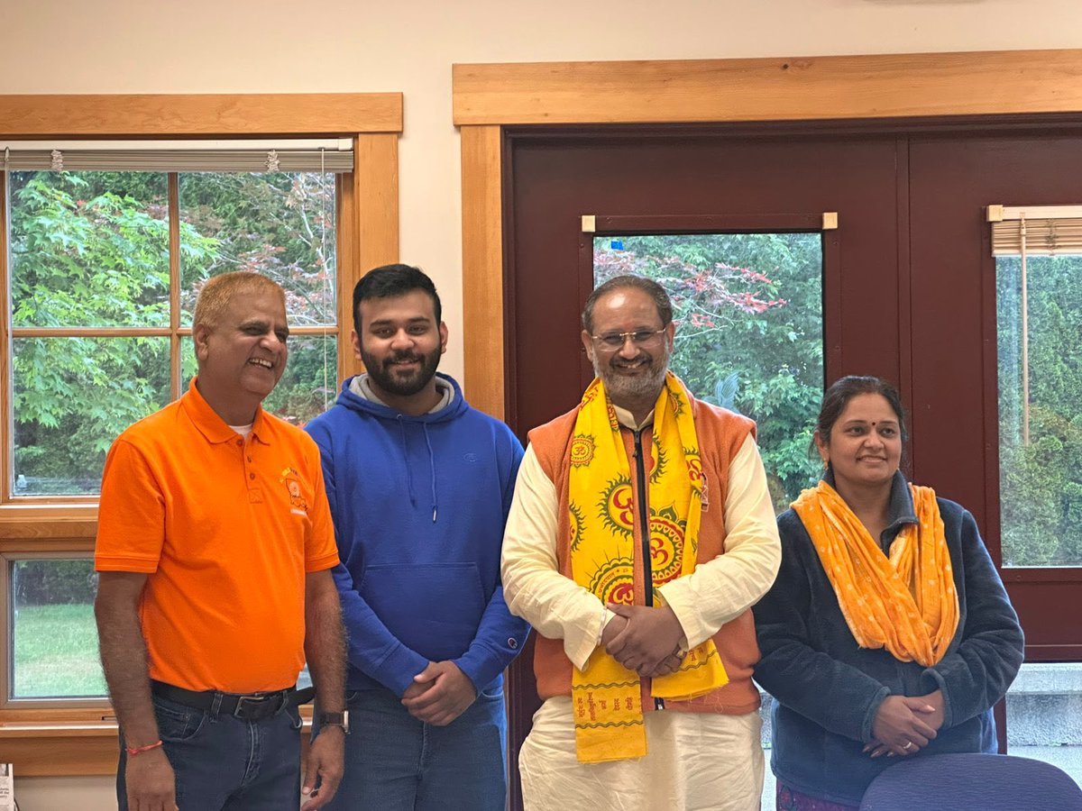 dsvvofficial's tweet photo. अपने उत्तर अमेरिका प्रवास के अगले चरण में परम आदरणीय @DrChinmayP जी वाशिंगटन के सिएटल शहर पहुँचे।  

इस अवसर पर उन्होंने परिजनों से आत्मीय भेंट की एवं गुरुसत्ता का आशीर्वाद एवं स्नेह प्रदान किया। https://t.co/UAaue5KCcG