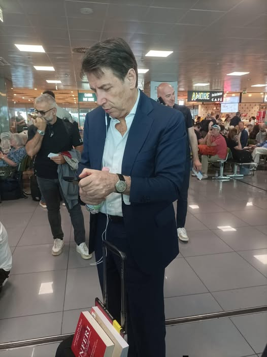 Newprompt's tweet photo. Il minchione che litiga col tappo legato alla bottiglia che proprio il suo partito ha approvato in parlamento europeo nel 2019, https://t.co/yf0uLGJeK9