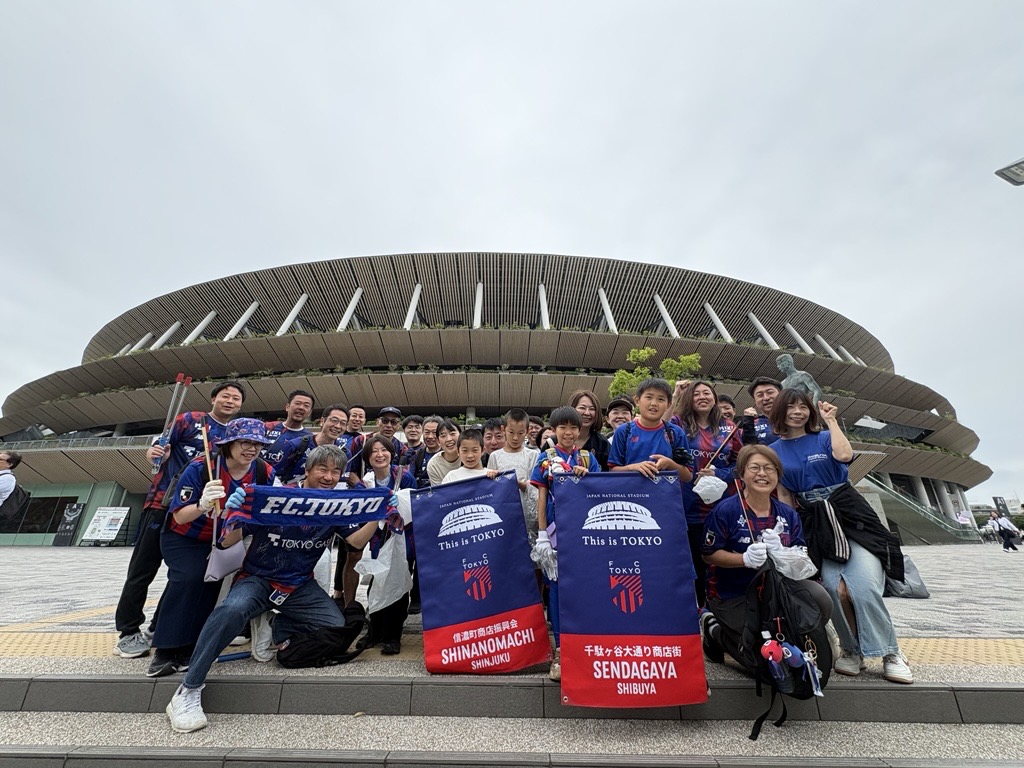 fctokyoofficial's tweet photo. 🔵FC東京ホームタウンクリーンアップアクション 🔴
昨日6/7(日)にクリーンアップアクションの第3弾として、前日にホームゲームを開催した #MUFGスタジアム(#国立競技場)を出発地点として2ルートに分かれて清掃活動を実施!!

TOKYO SOCIAL COLLABORATIONにご参加いただいているみなさま、FC東京スクール生とその保護者のみなさま、商店街や地域住民のみなさまとともに清掃を行いました🤝

ご参加いただきましたみなさま、ありがとうございました☺🔵🔴
 
写真は #信濃町商店振興会 ルートの様子です!!

#ホームタウン #サステナビリティ
#fctokyo #tokyo