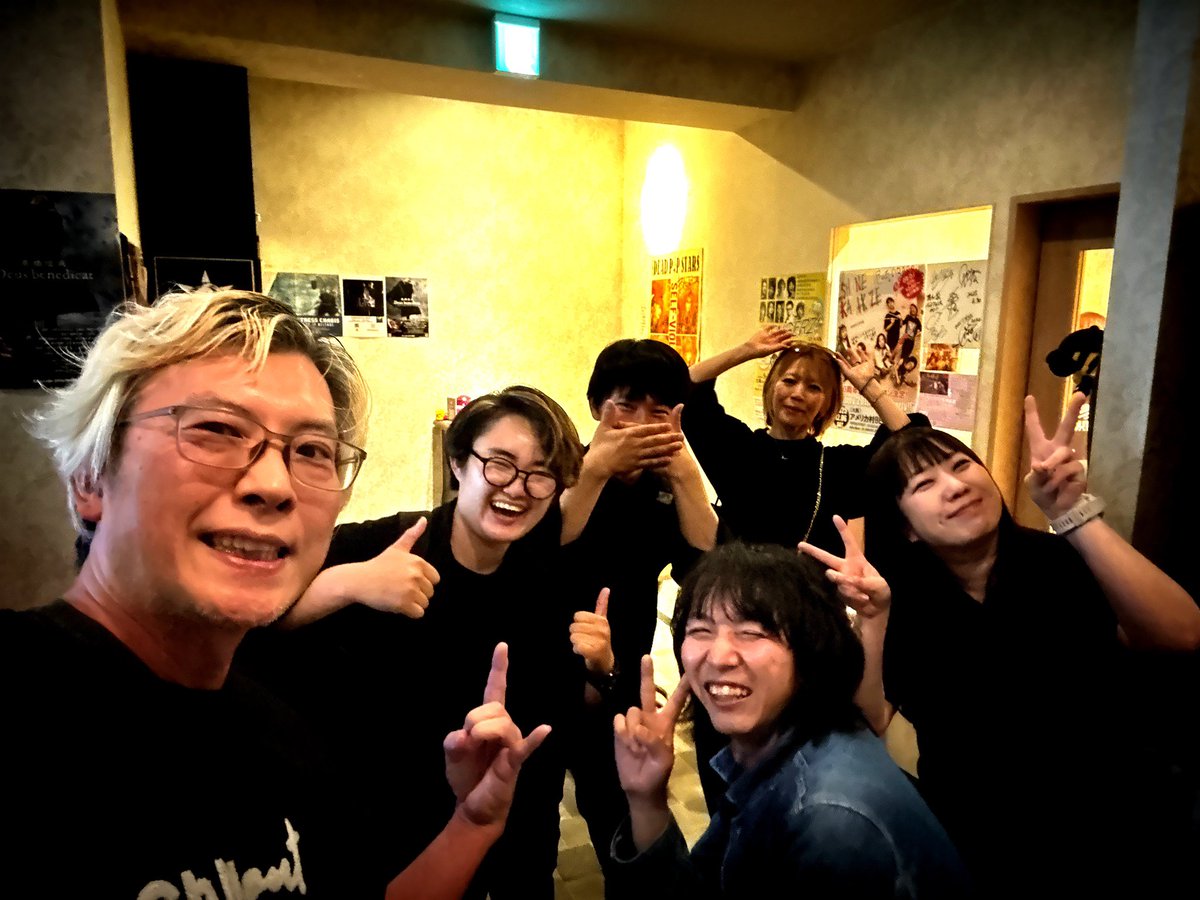 jiro_NAD_'s tweet photo. 本日は尼崎バースにて

PLUMUSICさん @PLuMuSIc1 
アンスマさん@UNlimitSMile 

観てきたで😎👍

色々仲良しの方とお会いしてお話も出来まして😁

素晴らしき尼崎の夜でございました🌙✨ https://t.co/xa1VccOO84