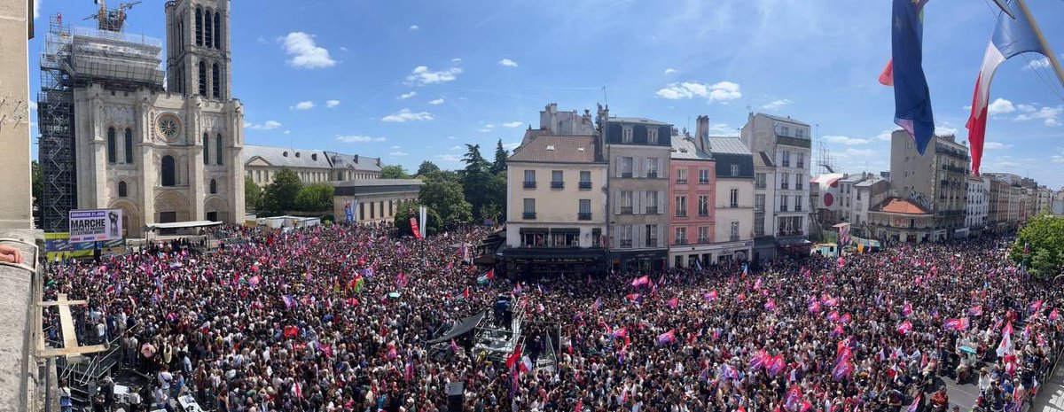 FranceInsoumise's tweet photo. Notre force, c’est notre nombre !

Nous sommes 26 000 personnes réunies pour le lancement de la campagne présidentielle de Jean-Luc Mélenchon.

En route vers la victoire !

#JLMSaintDenis #Melenchon2027 https://t.co/gqGxKduwSn