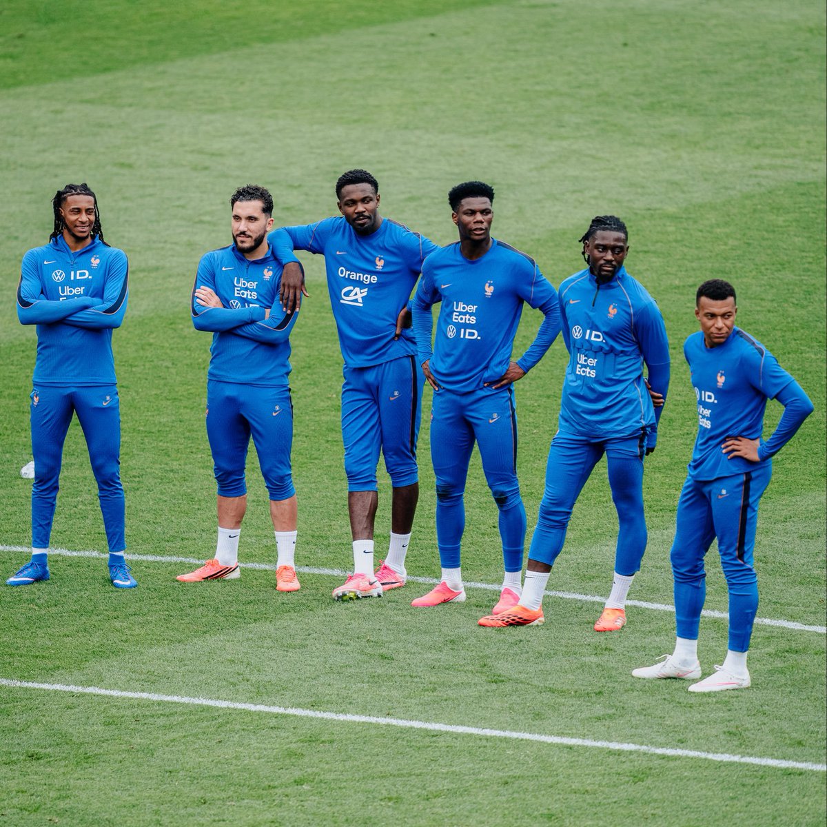 DataFutebol's tweet photo. Existe um conflito dos jogadores da França com a Federação Francesa! ⚠️🇫🇷 

Um grupo liderado por Mbappe, Olise, Dembele, Cherki e Doué se incomodou por terem seus nomes ligados a uma CASA DE APOSTAS! 😳

Os jogadores participaram de um ensaio fotográfico, em que as fotos acabaram sendo utilizadas por uma "bet" parceira da federação de futebol da França SEM o conhecimento dos atletas.

Essa situação pode ferir um acordo feito entre os jogadores e a federação feito em 2023, na época, Mbappe comentou sobre: "Não estávamos de acordo em alguns casos, como marcas relacionadas contra a saúde alimentar ou apostas. Muitos de nós vimos de bairros onde estas coisas destruíram muita gente. Eu mesmo conheço pessoas que sofreram

A imprensa local já relatou conflitos em relação à premiação para a Copa do Mundo e também sobre o número de ingressos disponibilizado para cada atleta.

Via @geglobo | @lequipe