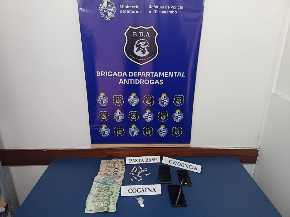 PortaldelNorte2's tweet photo. 🚨 Adolescentes y narcotráfico en Tacuarembó: La Brigada Departamental Antidrogas desmanteló una red de microtráfico en el Barrio Torres. La Operación “Duende” encendió las alarmas al confirmar que el negocio estaba liderado por menores de edad. 👇 https://t.co/MNduXT1ROj