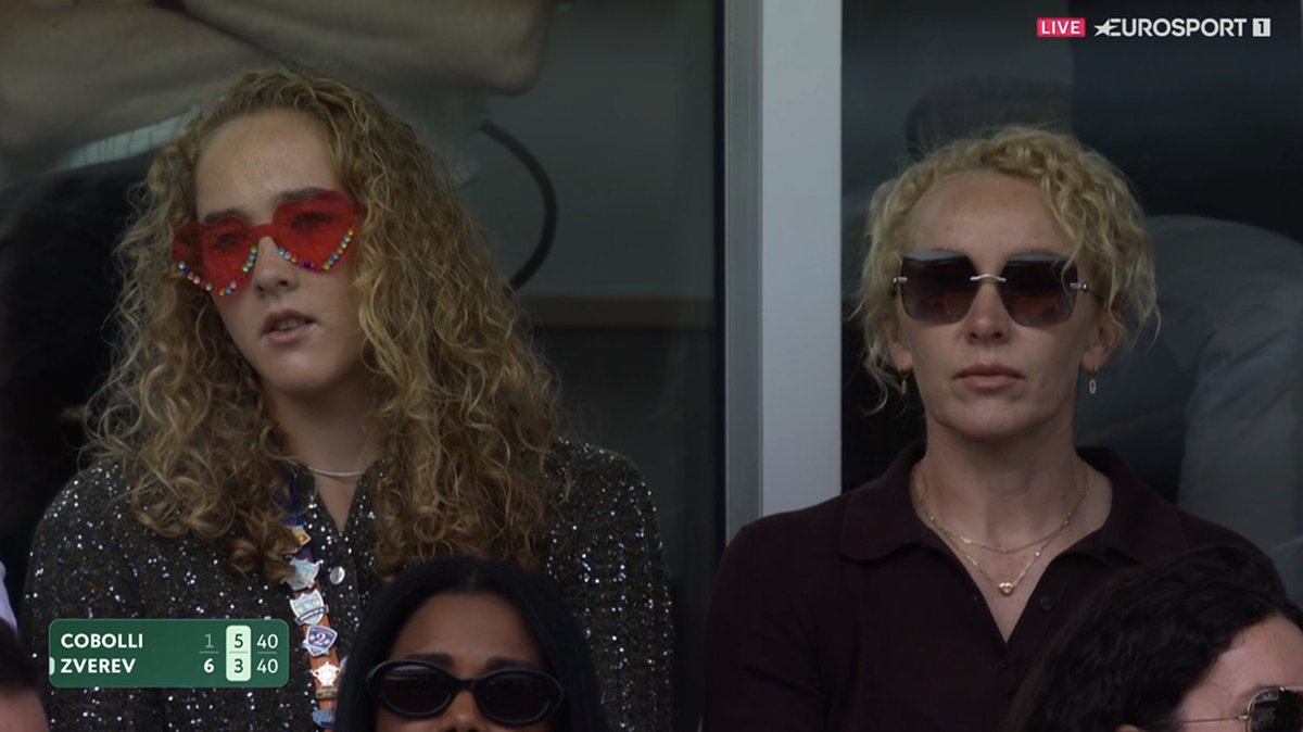 LaBombaBautista's tweet photo. Tú no puedes ganar Roland Garros y plantarte a ver la final masculina como si fueras Bisbal hippie, qué barbaridad de outfit jjsjjsjsjsjsja https://t.co/7RHXW5zqmy