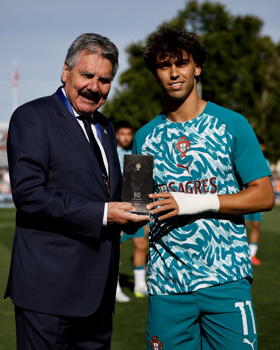 selecaoportugal's tweet photo. 𝗝𝗼𝗮̃𝗼 𝗙𝗲́𝗹𝗶𝘅 &amp; 𝟱𝟬 𝗰𝗮𝗽𝘀 😁🇵🇹

#VaiDaPortugal | @joaofelix70 https://t.co/jDDPaM2qo3