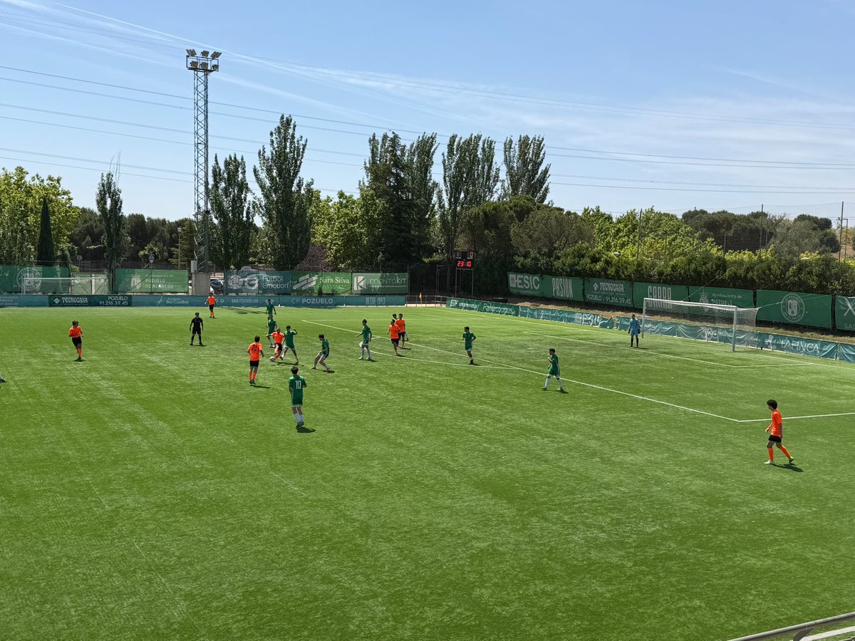 PalomaTejero_'s tweet photo. ⚽🏆 Enhorabuena al filial del CF Pozuelo, que hoy ha rematado el ascenso a Primera Autonómica como campeón de su grupo tras ganar al Unión de Aravaca en el Valle de las Cañas

👏 Bravo, campeones https://t.co/OI4efQ1gbk