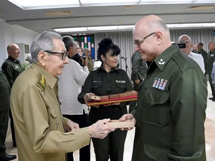 Colina_CTCuba's tweet photo. ✊🇨🇺Ahí está, como siempre, con el pie en el estribo, porque #RaulEsRaúl https://t.co/IqPWlLSw2w