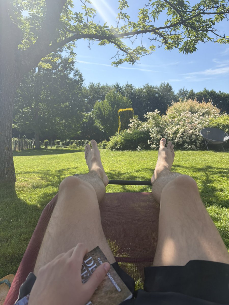 soetienne's tweet photo. les doigts de pied en éventail https://t.co/tgyASvtx1H