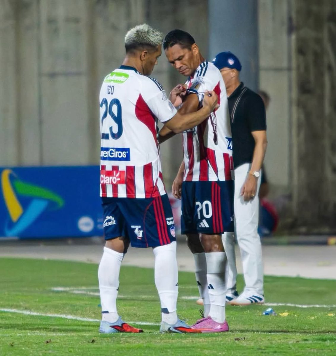 SOLO_JUNIOR's tweet photo. 👑 • Antes de Teo y Bacca, Junior tenía CINCO estrellas.

Bacca consiguió la 6, la 7 y la 10.
Teófilo la 8, la 9 y la 11.

Nunca coincidieron, y mañana podría darse. 

Vamos Junior, Vamos por LA 12. https://t.co/kxLTFSmn4G