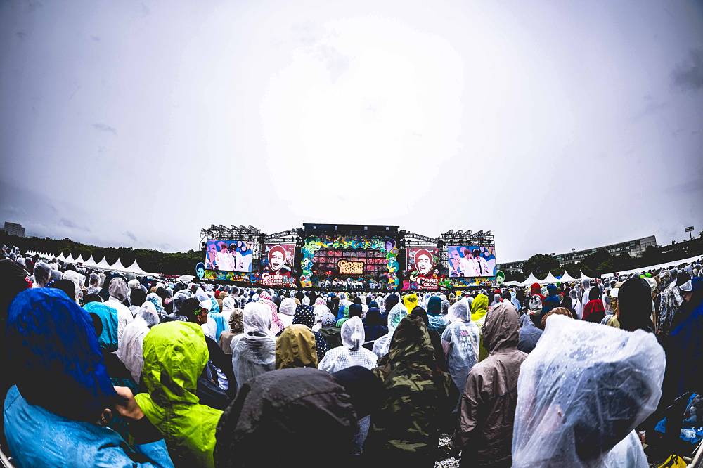 musicvoicejp's tweet photo. #INI
「#ごぶごぶフェス」に登場
降りしきる雨をものともしない全力パフォ

セトリ掲載
ライブフォト全42枚📸

🗒️記事はこちら
https://t.co/YdcIAgbrkh https://t.co/J3647OkWg4