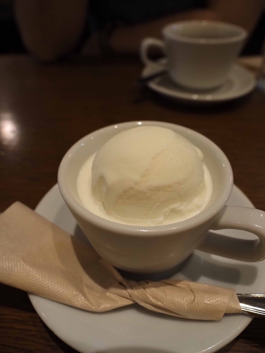 ooqihama1's tweet photo. 美味しいブランチの後はデサートタイム♪丸山珈琲のコーヒーゼリーを注文!アイスクリームの上にたっぷり黒蜜かけていただきます♪おっ珈琲の苦味と黒蜜よく合うなぁ。奥さん注文、ルバーブのマフィンもしっとり柔らかく、ルバーブの酸味程よく美味しいなぁ♪#KNETEN(クネーテン)#小石川植物園 #茗荷谷 https://t.co/OgzQPhVrW0