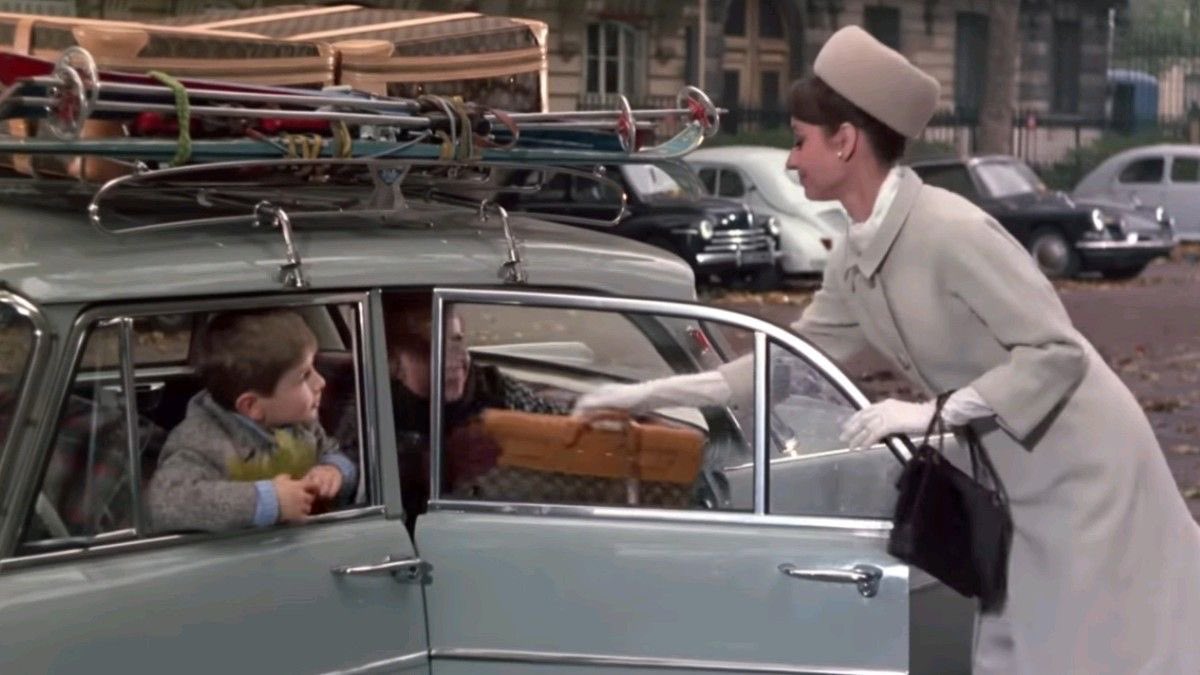 blauechapter's tweet photo. charade (1963) — เพิ่งเคยดูหนังแนว mystery romcom ชอบมาก ๆ ตอนแรกคิดว่าหนังเก่าคงเนือยจนง่วง แต่มันสนุกมาก ไม่หลับ เล่าเรื่องเข้าใจง่าย เบลนด์พาร์ทสืบสวนกับรอมคอมเข้าด้วยกันดีมาก โดนต้มจนวินาทีสุดท้าย ไม่มีตลค.ที่ reliable เลย ใด ๆ ชอบคอสตูมออเดรย์มาก มู้ดผัวตายแต่ไม่ทราบอะไรเลย https://t.co/N6KWVozizW