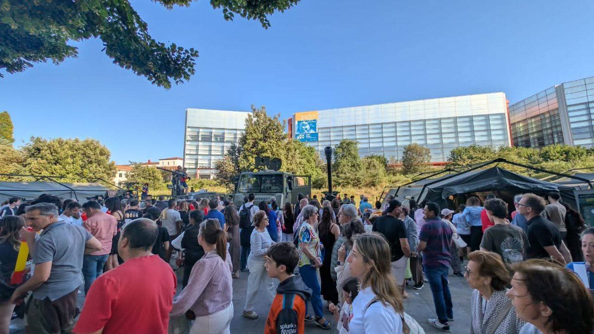 FUTER_ET's tweet photo. La #BrigadaParacaidista ha participado en la exposición de materiales en la ciudad de #Burgos como parte de las acciones  complementarias por la celebración del #DIFAS26, difundiendo a la sociedad capacidades de su @EjercitoTierra.
#CulturadelaDefensa
#BRIPAC
#SomostuEjército https://t.co/Afd98SUIk6