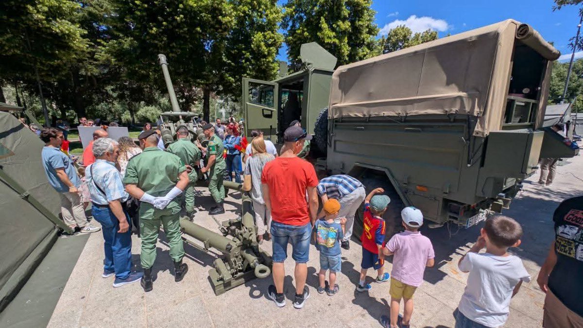 FUTER_ET's tweet photo. La #BrigadaParacaidista ha participado en la exposición de materiales en la ciudad de #Burgos como parte de las acciones  complementarias por la celebración del #DIFAS26, difundiendo a la sociedad capacidades de su @EjercitoTierra.
#CulturadelaDefensa
#BRIPAC
#SomostuEjército https://t.co/Afd98SUIk6
