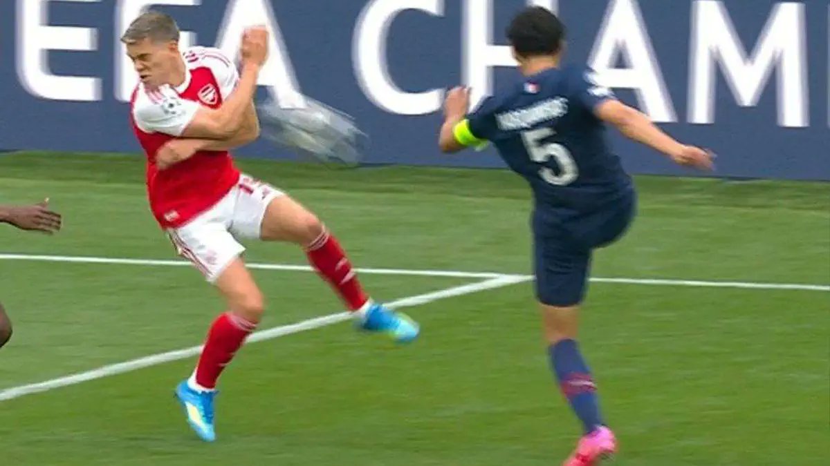 Luoni974's tweet photo. @gabian13 @_Julinho_10 @ActuFoot_ @Footy_Headlines Ferme les 2 yeux 🙈 https://t.co/xwzXSux7e0