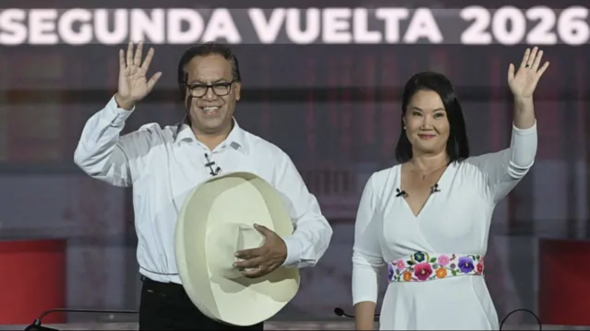HectorRPimentel's tweet photo. Perú vota hoy domingo y las encuestas marcan empate técnico.

Keiko Fujimori busca su 4to intento a la presidencia. Si lo logra, Perú entraría a la lista de países latinoamericanos que eligieron candidatos de corte conservador (orden, seguridad, libre mercado) en los últimos 3 años.

1 de cada 4 peruanos dice que votará blanco o nulo. Ellos deciden.

Keiko representa el voto de esperanza y estabilidad. Sánchez se percibe como la continuidad del caos de Estado.

Qué opinas? 
#Perú #Elecciones2026 #KeikoFujimori #Latinoamérica #Política