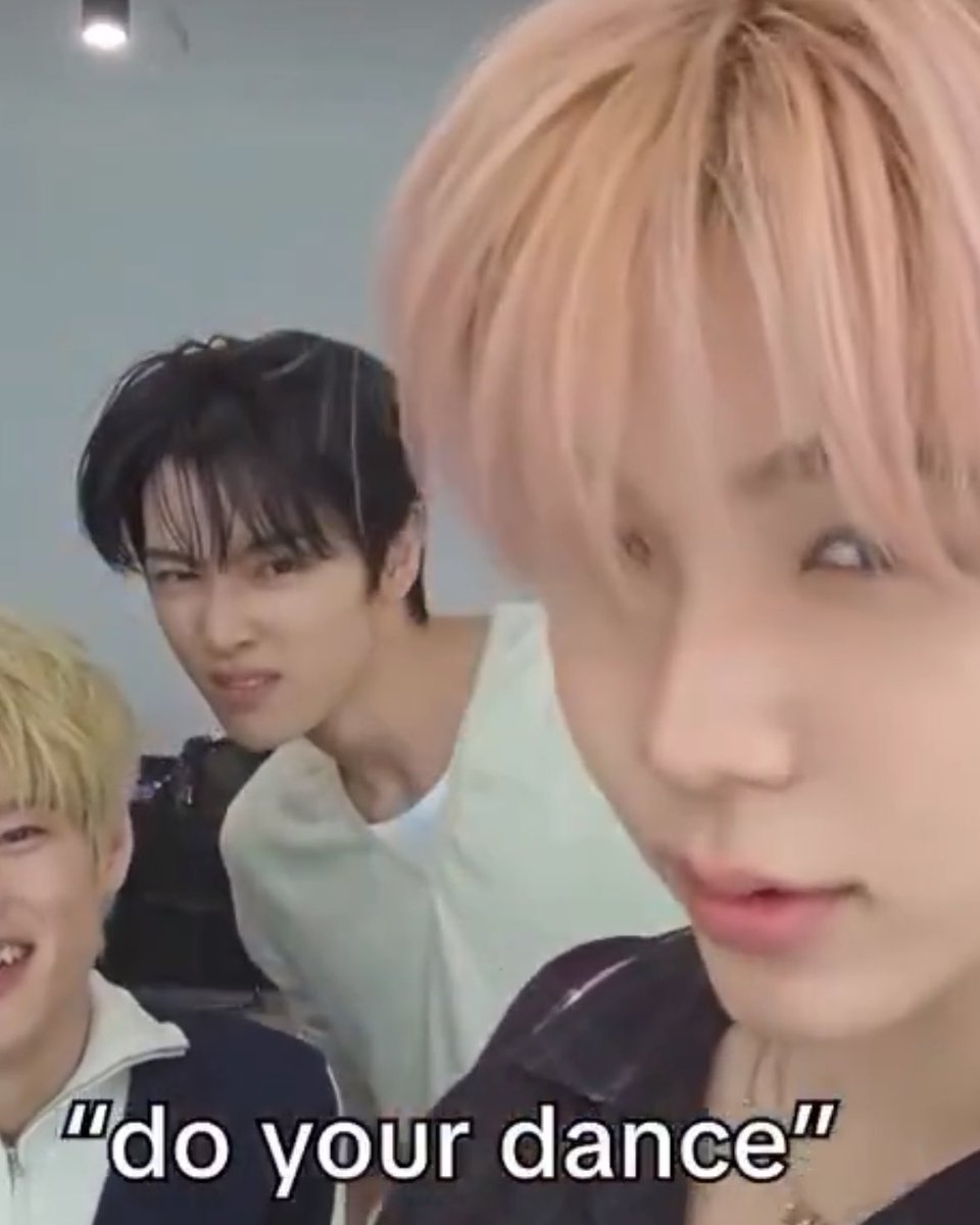 clean_sungsho's tweet photo. ㅋㅋㅋㅋㅋㅋㅋㅋㅋㅋㅋㅋㅋㅋㅋㅋㅋㅋㅋㅋㅋㅋㅋㅋㅋㅋㅋㅋㅋㅋ뒤에 몰입한 동생강아 뭐임 https://t.co/jSdGrve80t