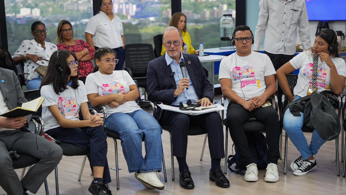 Roberto_Benes's tweet photo. Junto al Dir. Ejecutivo Adjunto, @TedChaiban, conocimos a jóvenes venezolanos de Expresión Z, quienes promueven la participación y expresión activa, impulsando diálogo con líderes de opinión y tomadores de decisiones sobre temas que les afectan y proponiendo soluciones. https://t.co/6l1ppqn6wC
