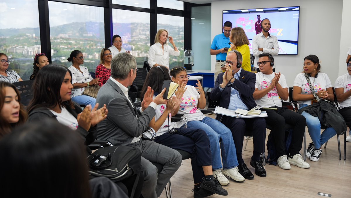 Roberto_Benes's tweet photo. Junto al Dir. Ejecutivo Adjunto, @TedChaiban, conocimos a jóvenes venezolanos de Expresión Z, quienes promueven la participación y expresión activa, impulsando diálogo con líderes de opinión y tomadores de decisiones sobre temas que les afectan y proponiendo soluciones. https://t.co/6l1ppqn6wC
