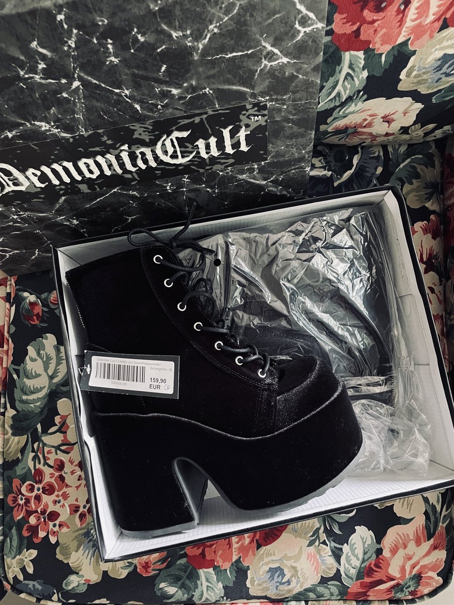 TheLadyLaVey's tweet photo. I‘m in love with my new shoes 🖤 https://t.co/oVlAeM6XPY