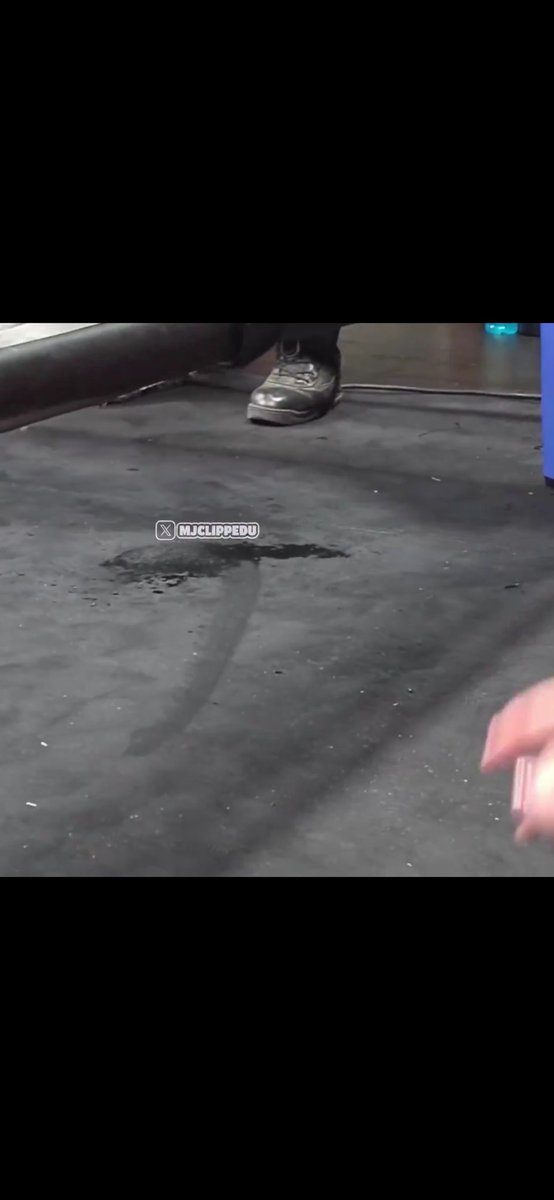 ____JustJay____'s tweet photo. @DenzoBAU U can see the streak where he slipped https://t.co/WYSOlGBkUS