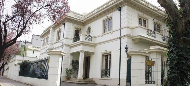 jorgeheinel's tweet photo. Un privilegio ser nombrado profesor honorario en el Instituto de Estudios Internacionales de la Universidad de Chile.Mis agradecimientos a la Directora,Dorotea Lopez, al Consejo de Facultad, y a la Rectora Rosa Deves.Desde 1967,el @ieiuchile me ha marcado y me siento muy honrado! https://t.co/5QNZYtRwLc