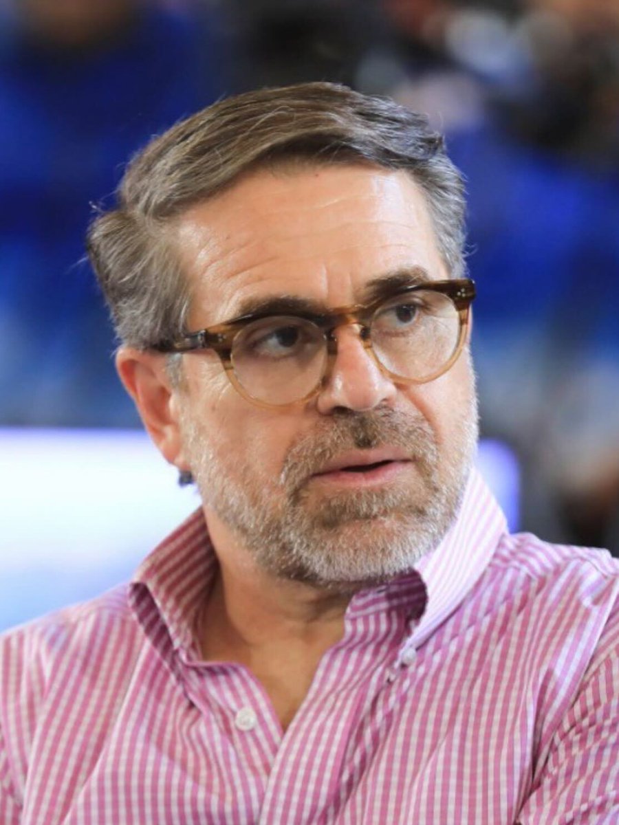 Elizza0606's tweet photo. La verdad desnuda de Rafael Alejandro Lacava Evangelista. 
Actual Gobernador  de Carabobo ,sancionado desde 2019 por el Departamento del Tesoro de Estados Unidos por participar en esquemas de corrupción endémica y por bloquear deliberadamente la entrada de ayuda humanitaria al pueblo venezolano, para proteger al régimen que lo sostiene.   
Acusado de corrupción, blanqueo de capitales y ocultamiento de fondos en paraísos fiscales como Suiza y Andorra y Lavado de dinero
Contratos viciados en obras públicas. Control de bodegones. Comisiones en el puerto más importante del país (Puerto Cabello, cuando fue alcalde).Y lo más cínico de todo: el mismo hombre sancionado por corrupción y por impedir que llegara medicina y comida, intentó presentarse como "mediador" entre Maduro y Washington. El bloqueador de ayuda queriendo jugar al diplomático.  
Otro para la lista de nunca Olvidar 
Carcel para todos los que han saqueado a la nación .
Y tú qué pedirias para este delincuente ?
