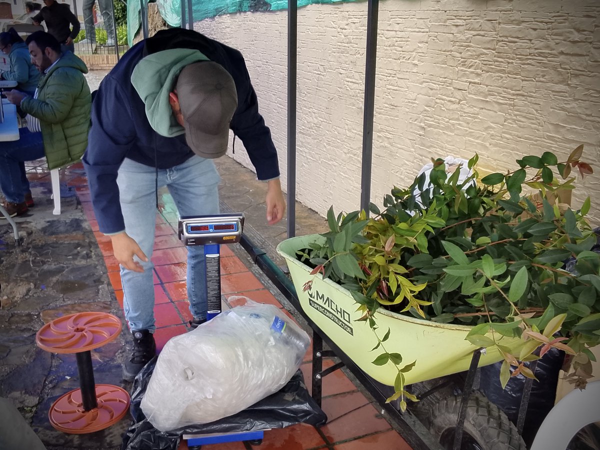 SBVerdeCund's tweet photo. ♻️🌎 En Villa Pinzón conmemoramos el #DíaMundialDelMedioAmbiente con una #Reciclatón que promovió el aprovechamiento de residuos y la economía circular.

Pequeñas acciones que generan grandes cambios para construir una Cundinamarca más sostenible. 💚🌿

#AhoraPorElClima https://t.co/XuNUDTR023