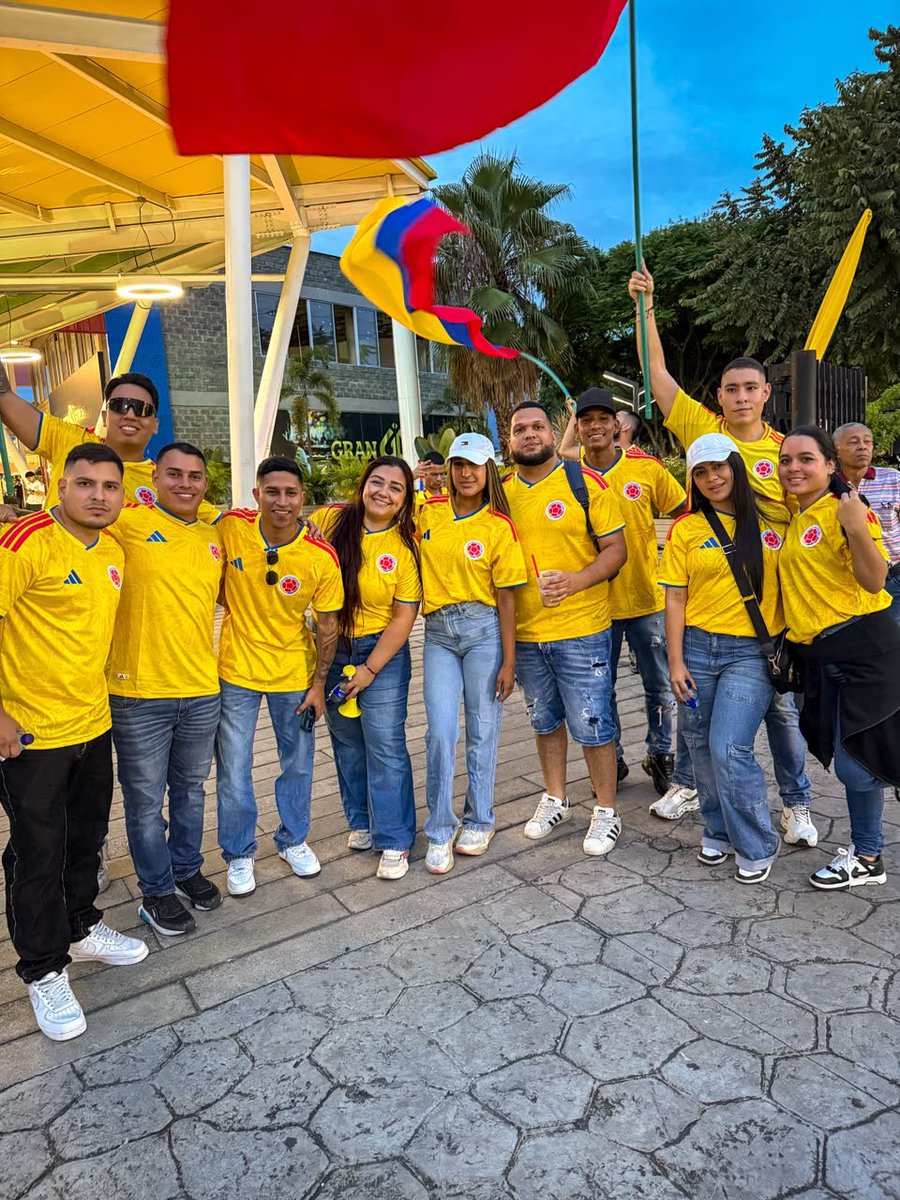 chavezconvos's tweet photo. Los jóvenes se toman Palmira con esperanza, ideas y ganas de construir un país donde sí sea posible cumplir los sueños. 💛💙❤️ https://t.co/WCbeVDmonE