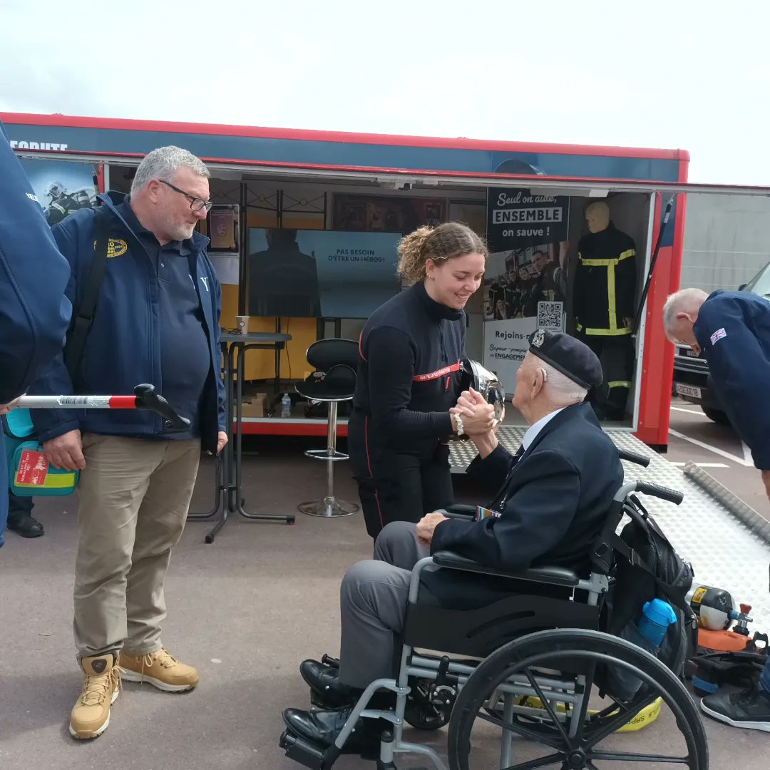SDIS50's tweet photo. Henry RICE, ancien #pompier et #vétéran #RoyalNavy ayant débarqué #JunoBeach en 1944, est venu échanger avec les #sapeurspompiers #sdis50 sur leur stand #SainteMèreÉglise. Un moment très émouvant ! https://t.co/kFaeWoSJ14