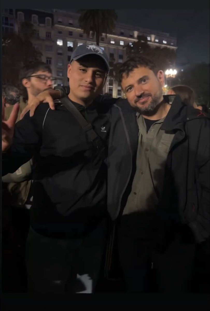 GraboisFC's tweet photo. Nadie es capaz de matarte en mi alma ♾️

@JuanGrabois en Plaza de Mayo despidiendo al Indio 🥺 https://t.co/szPWRs3Df6
