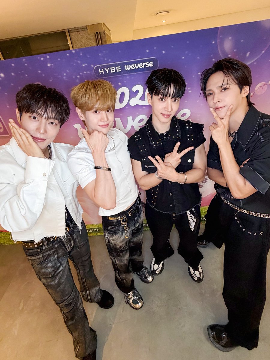Highlight_AUent's tweet photo. [📸] 2026 Weverse Con Festival

오늘도 함께한 순간 최선을 다해 즐겨주신 여러분 고맙습니다💡🌹
편안한 주말 마무리 하시고 좋은 꿈 꾸세요 💙💛💚💜

#하이라이트 #HIGHLIGHT
#비스트 #BEAST
#윤두준 #YOONDUJUN
#양요섭 #YANGYOSEOP
#이기광 #LEEGIKWANG
#손동운 #SONDONGWOON https://t.co/dne46wj6lJ