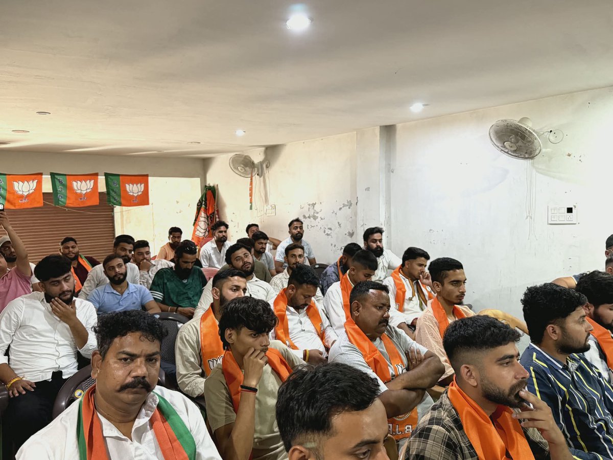 sonikasdutta's tweet photo. आज भारतीय जनता युवा मोर्चा जिला जम्मू उत्तर के साथियो के साथ परिचय बैठक हुई जिसमें परिचय के साथ-साथ आगामी कार्यकर्मो पर चर्चा हुई , इस बैठक मे मुख्य रूप से युवा मोर्चा के प्रदेश अध्यक्ष श्री @IArunPrabhat  जी, जिला अध्यक्ष  श्री @rajatsingh0060 जी, व जिला के साथी उपस्थित रहे l https://t.co/eUiNt4pXHX