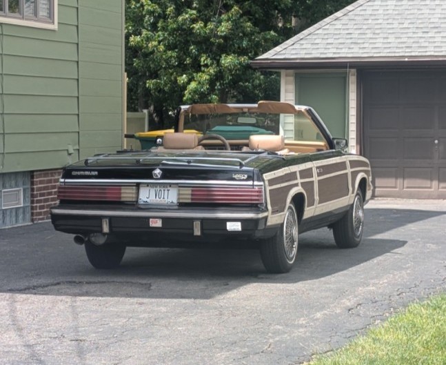 Seinfeldism1's tweet photo. Driving around in Jon Voight's car...  #Seinfeld #Costanza #TheMomandPopStore https://t.co/LeRetULveJ