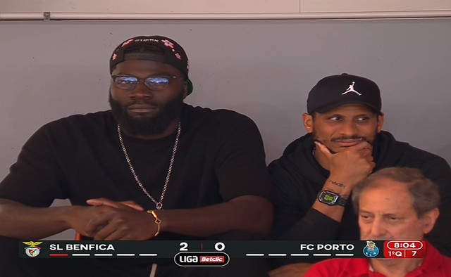 MigBarb20's tweet photo. 🏀 Neemias Queta e Joe Mazzulla na bancada do pavilhão da Luz a assistir ao clássico Benfica-FC Porto 👀 https://t.co/tsqGLQv8BN