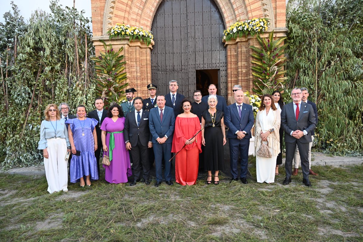 Patricia_Pozo_'s tweet photo. El Corpus Christi de #Hinojos es una tradición única que convierte sus calles en una espectacular arquitectura vegetal, ejemplo de patrimonio cultural vivo.

Un honor participar en esta tradición transmitida de generación en generación que engrandece la identidad de #Andalucía. https://t.co/qjeoKPExVp