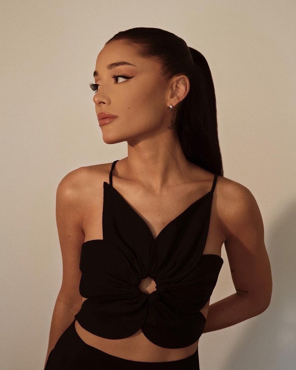 dwtions's tweet photo. Ai me desculpem os cups mas a ariana precisa entender que essa magreza atual dela NÃO é saudavel de forma nenhuma. Muito se fala sobre o corpo de 2019 mas ela precisa voltar pro de 2021, quando ela ja era “saudavel” e isso ainda era visivel https://t.co/ehhlVsv5Yq